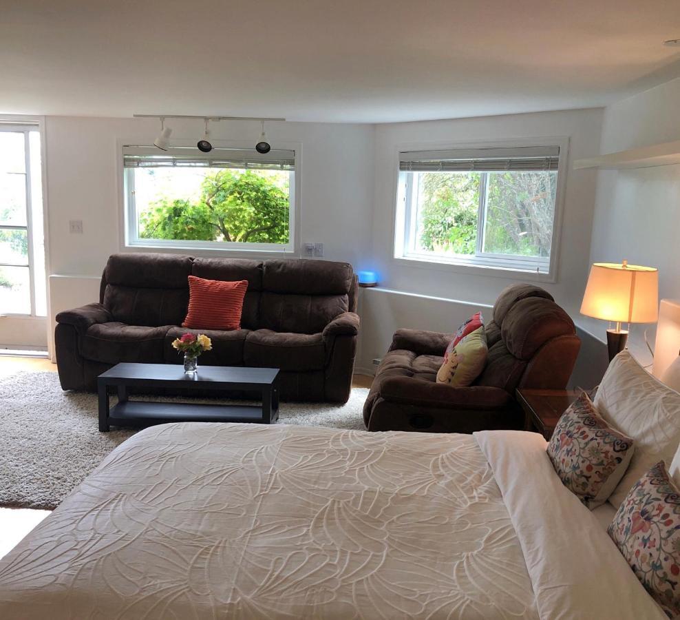 One Bedroom Suite Near Hillside Mall Oak Bay Exteriér fotografie